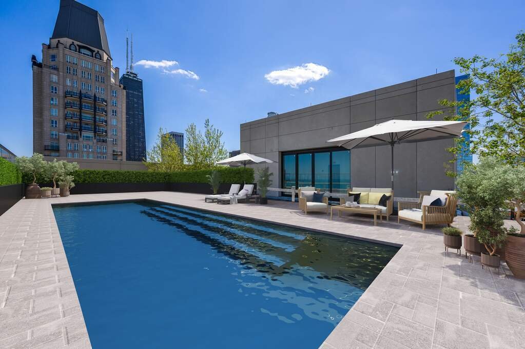 True Penthouse With Private Pool On Top Of In Chicago, Illinois, United ...