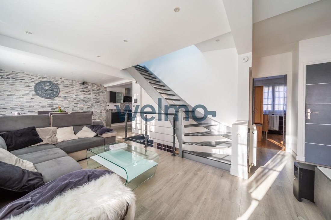 Maison 8 Pièces 200 M² In Pontault Combault, île De France, France For