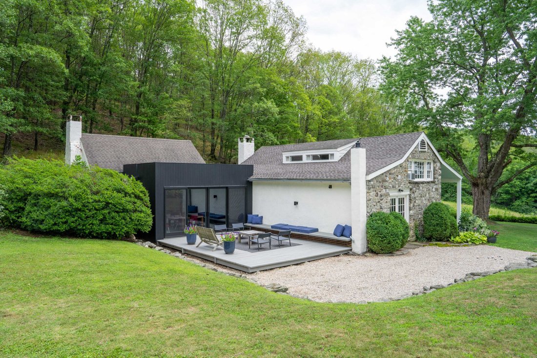 Dutch Stone Cottage In Hudson Valley In Ancram, New York, United States