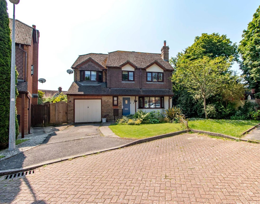 House Uckfield In Uckfield, England, United Kingdom For Sale (14432141)