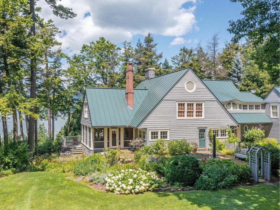 5 Bedrooms Single Family Attached In Ferrisburgh, Vermont, United
