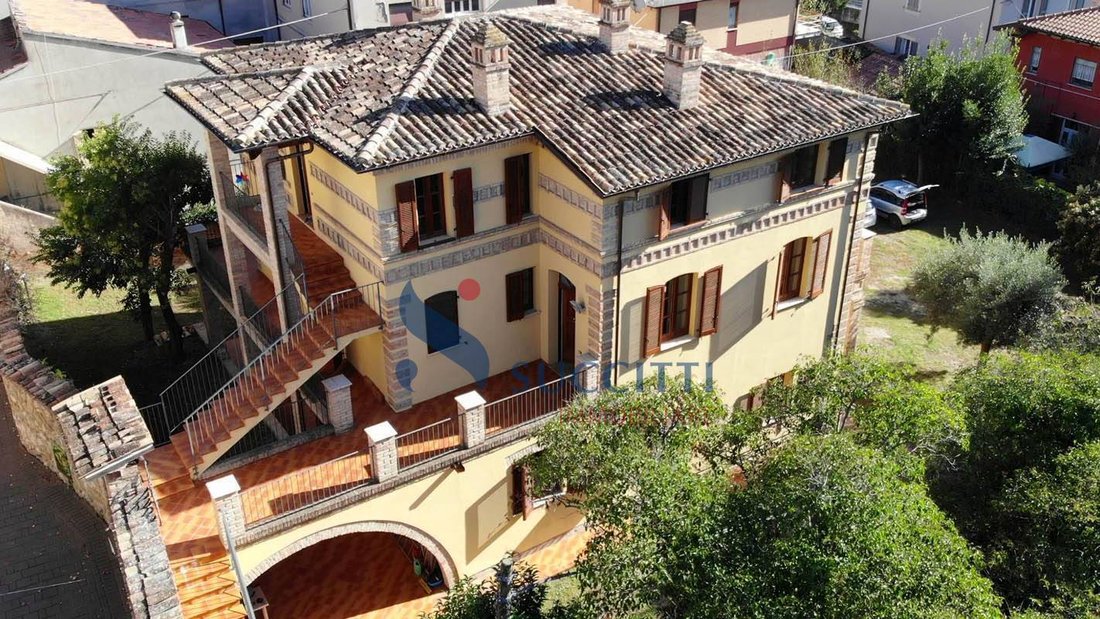 Villa in Center, Teramo, Abruzzo 1 - 12749872