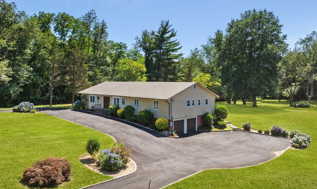 Lovely 4 Bedroom Ranch On 2 Acres In Upper Brookville, New York, United ...