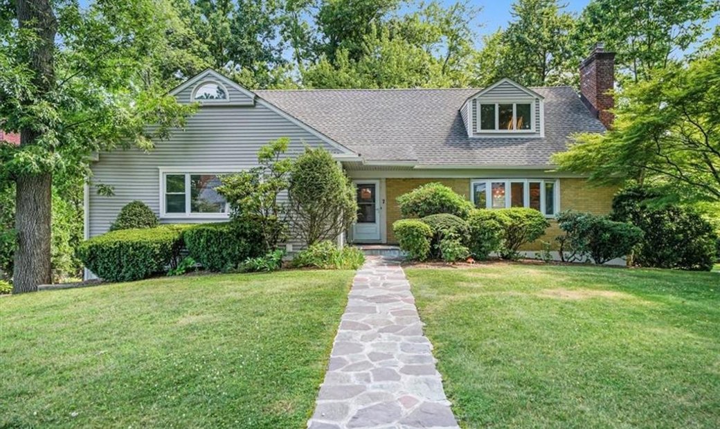 Elegant Expanded Ranch Offering A Perfect In Scarsdale, New York ...