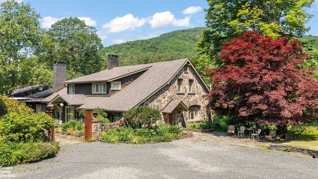 Iconic 1920s Estate With Artistic In Mount Tremper, New York, United