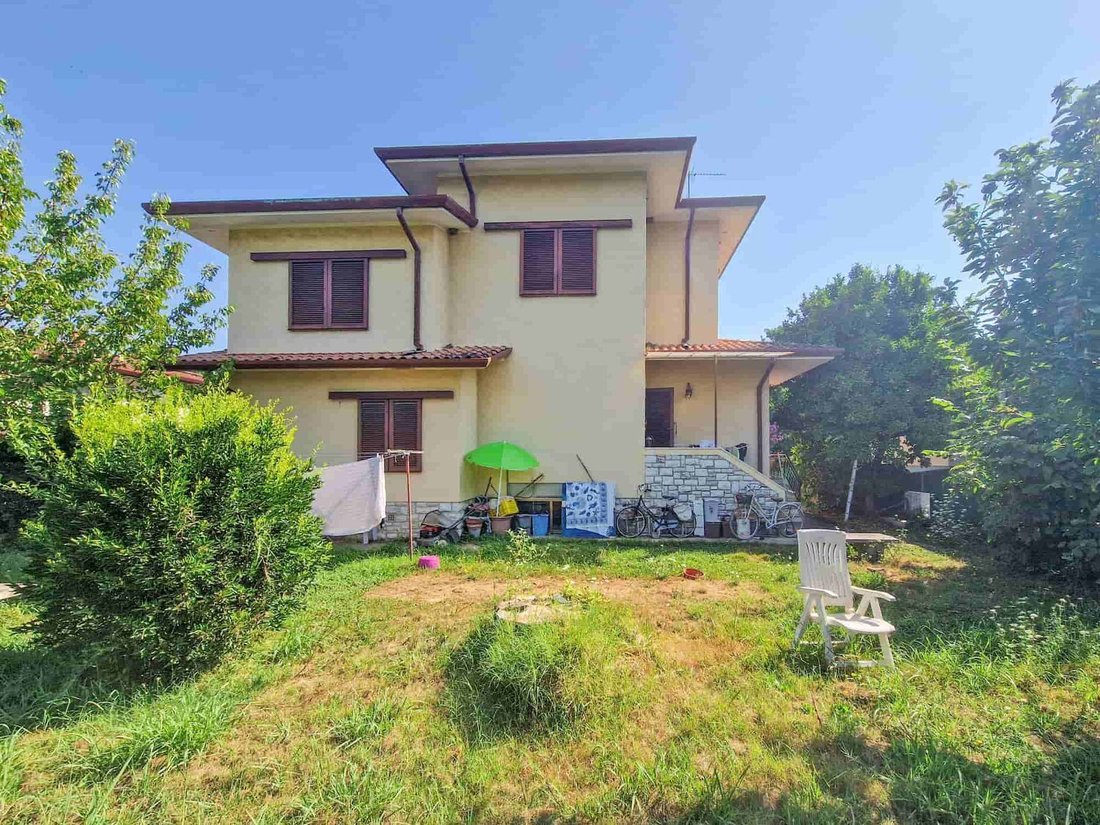 House in Pietrasanta, Tuscany, Italy 3 - 14538880