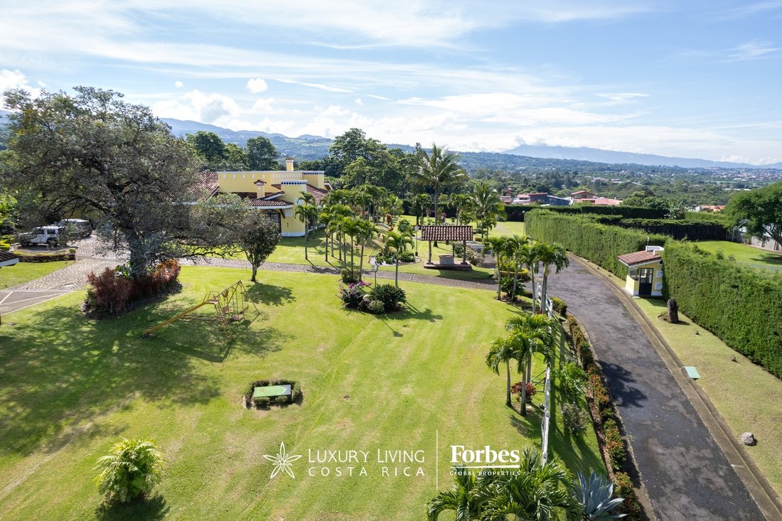 Estate in Santa Bárbara de Heredia, Heredia Province, Costa Rica 4 - 11742253