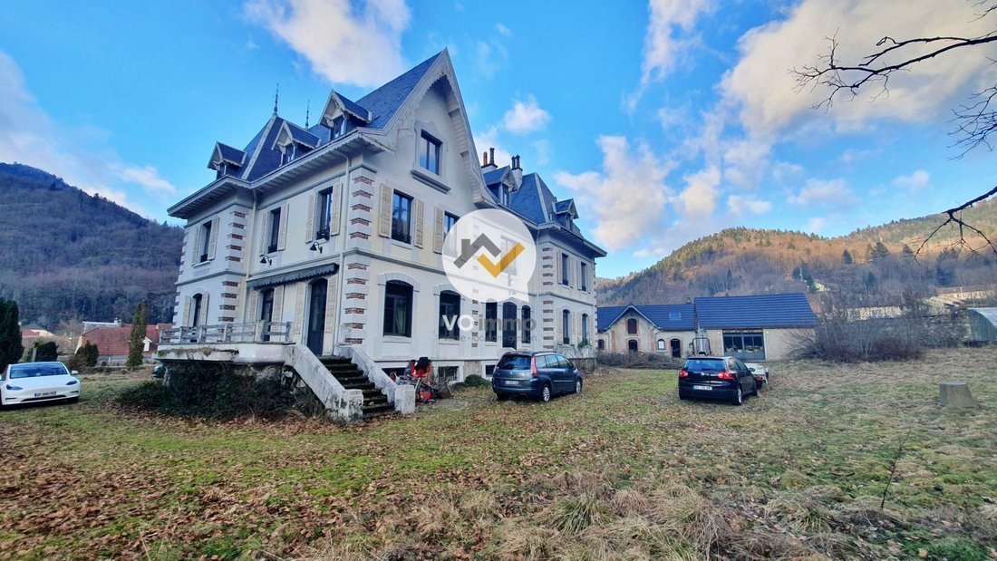Le Rêve de 1904: Un Château Bourguignon Entre Ciel et Forêt