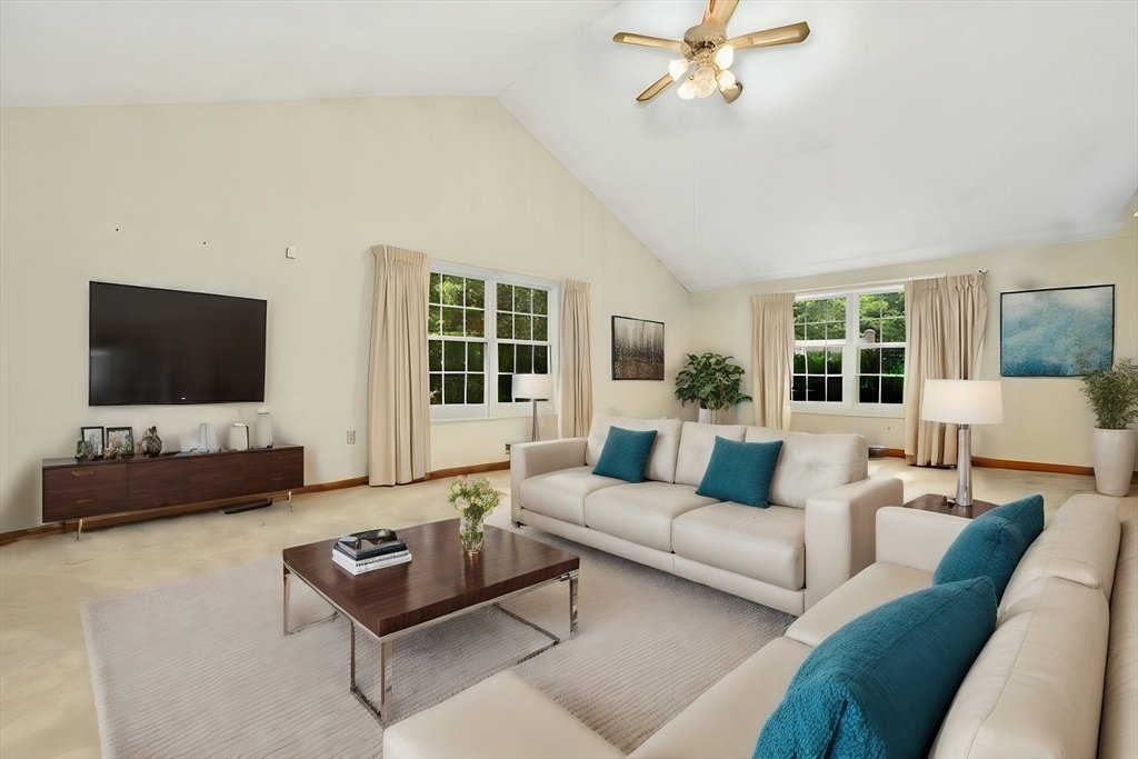 House in Millbury, Massachusetts, United States 4 - 14480846