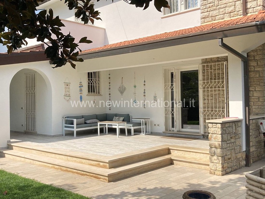 House in Vittoria Apuana, Forte dei Marmi, Tuscany 3 - 14561032
