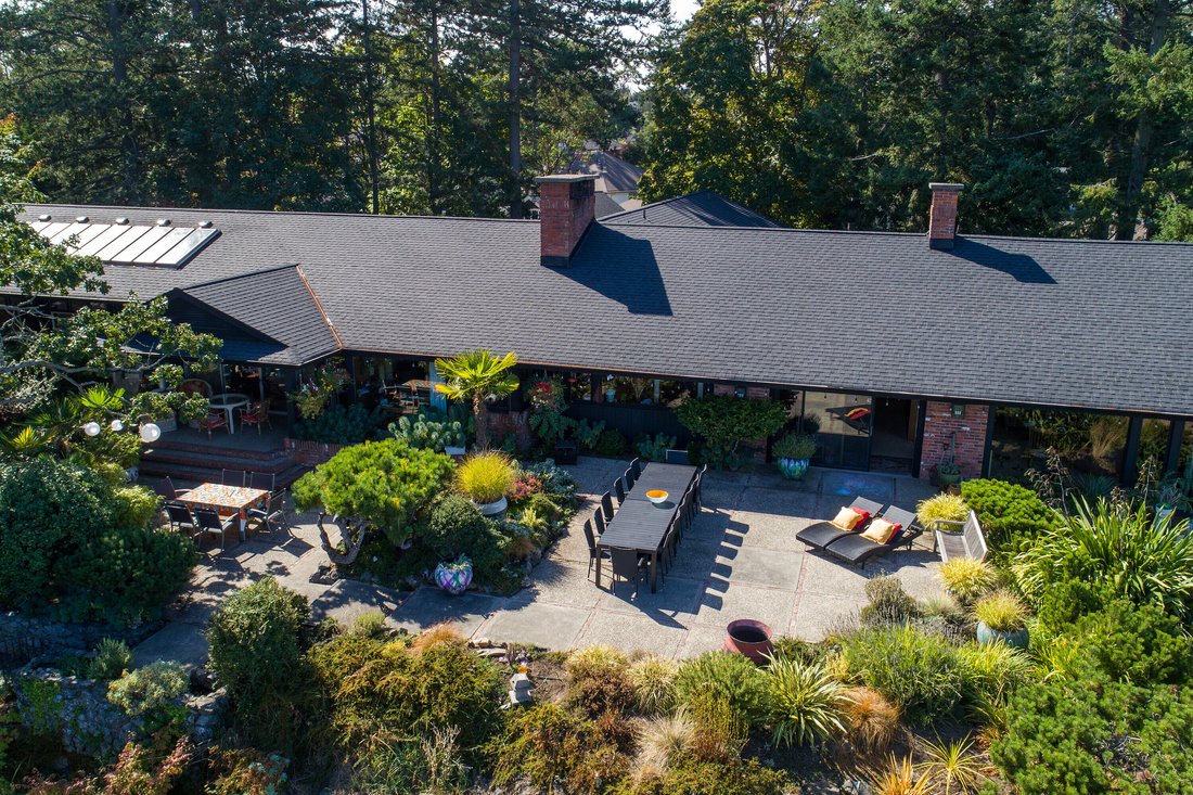 House in Saanich, British Columbia, Canada 2 - 13962430