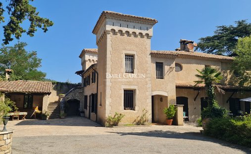 Chateau in Pierrevert, Provence-Alpes-Côte d'Azur, Frankreich 1