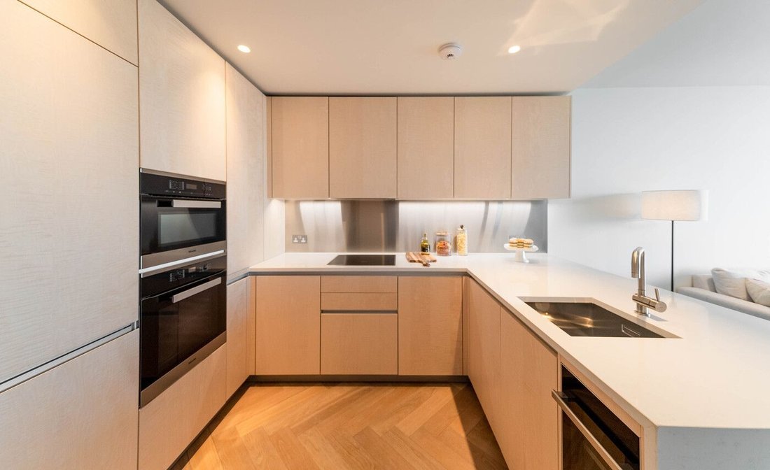 Apartment in EC2, Islington, England 2 - 14568781