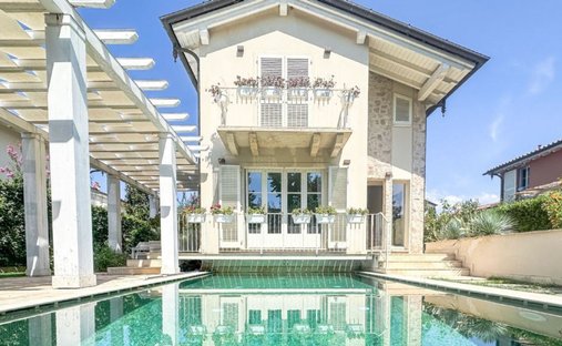Villa in Pietrasanta, Tuscany, Italy 1