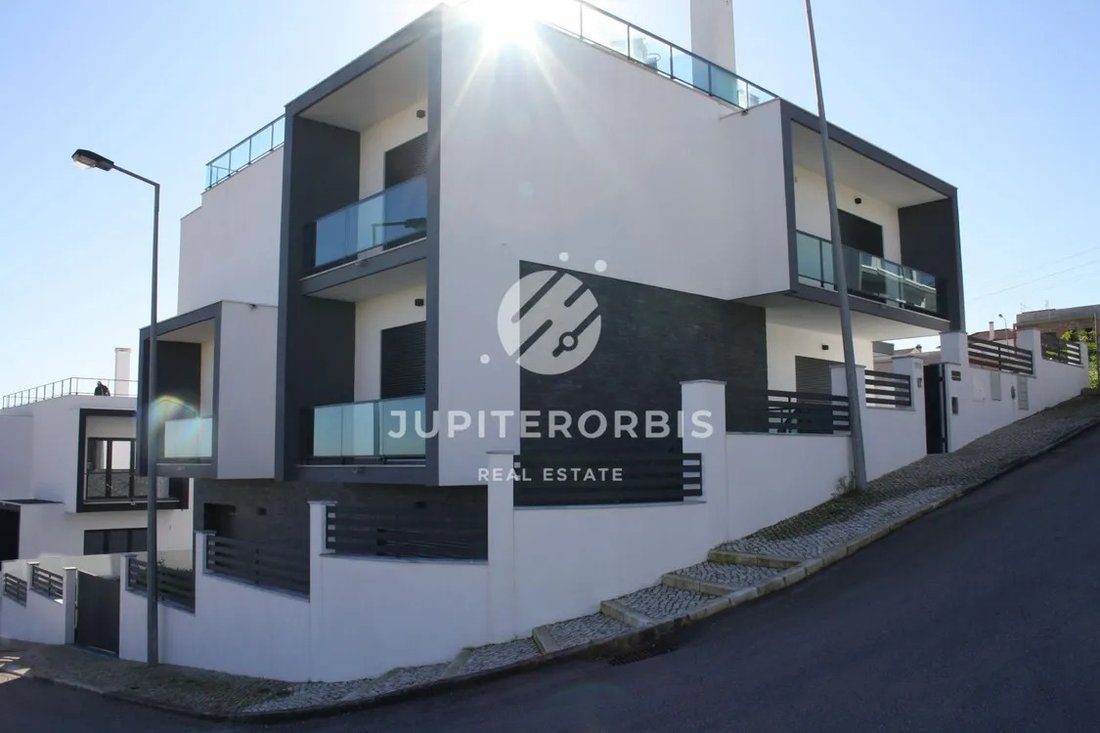 House in Ramada e Canecas, Lisbon, Portugal 2 - 14584354