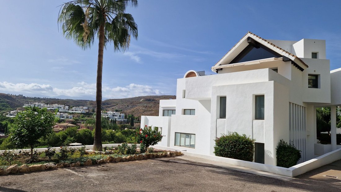 Penthouse in Benahavis, Andalusia, Spain 1 - 14587474