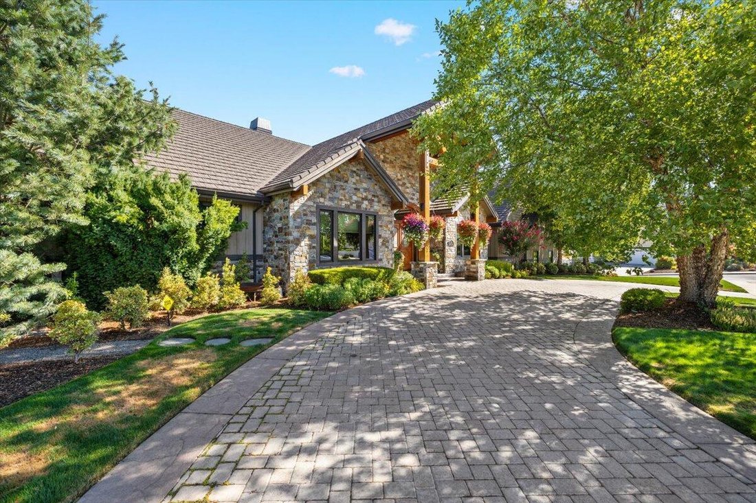 Sophisticated Custom Craftsman With An In Eagle Point, Oregon, United