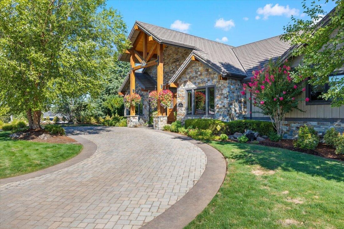 Sophisticated Custom Craftsman With An In Eagle Point, Oregon, United