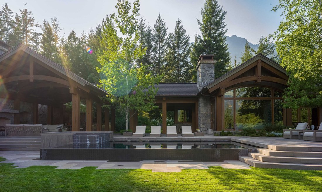 Luxury Mountain Estate In Stonebridge In Whistler, British Columbia