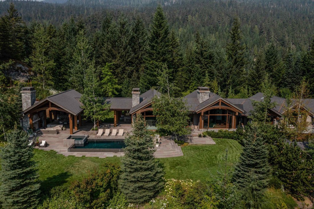 Luxury Mountain Estate In Stonebridge In Whistler, British Columbia