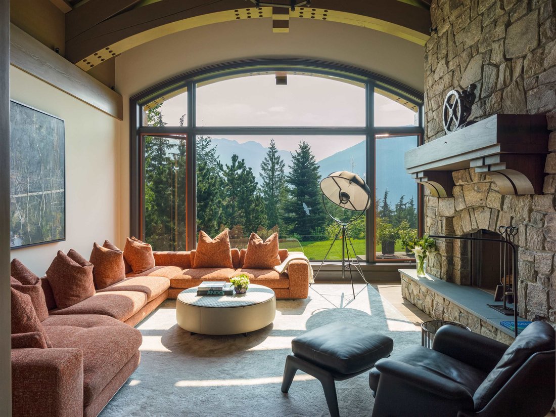 Luxury Mountain Estate In Stonebridge In Whistler, British Columbia