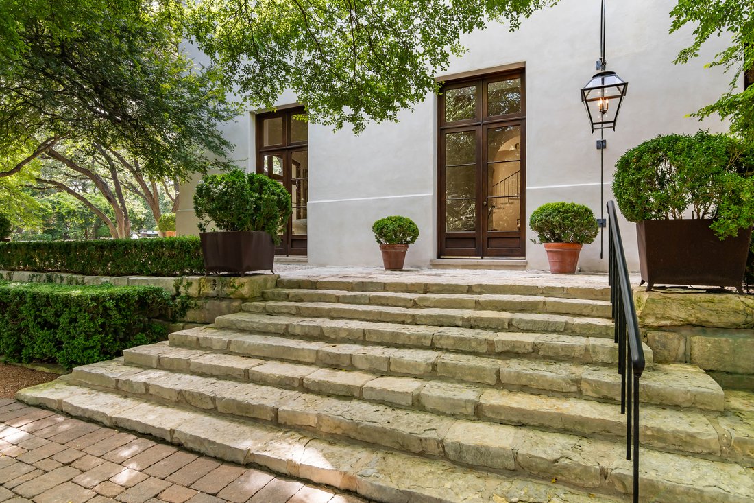 Hill Country Village Estate In San Antonio, Texas, United States For