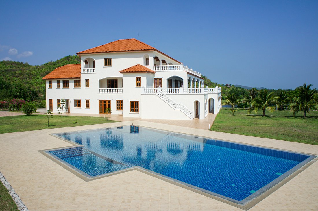 Unique 10 Bed Property Adjacent To Golf Course Ideal As Hotel And Residence