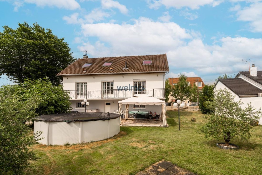 Maison 8 Pièces 200 M² In Pontault Combault, île De France, France For