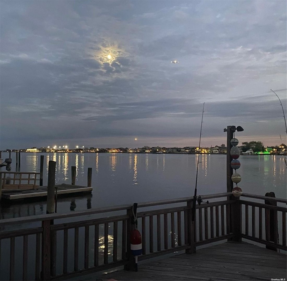 House Island Park In Island Park, New York, United States For Sale