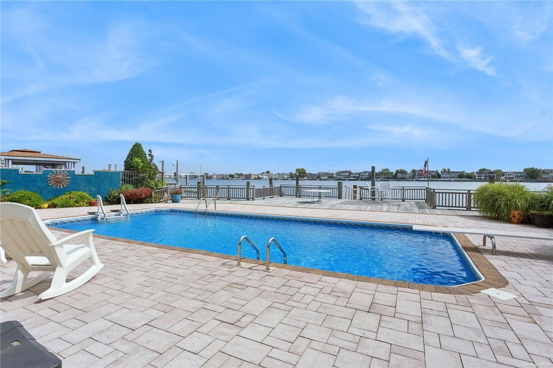 House Island Park In Island Park, New York, United States For Sale