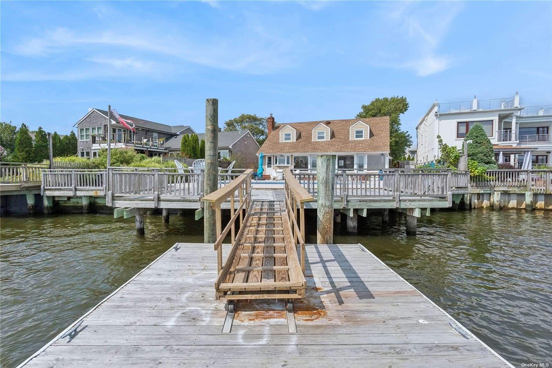 House Island Park In Island Park, New York, United States For Sale
