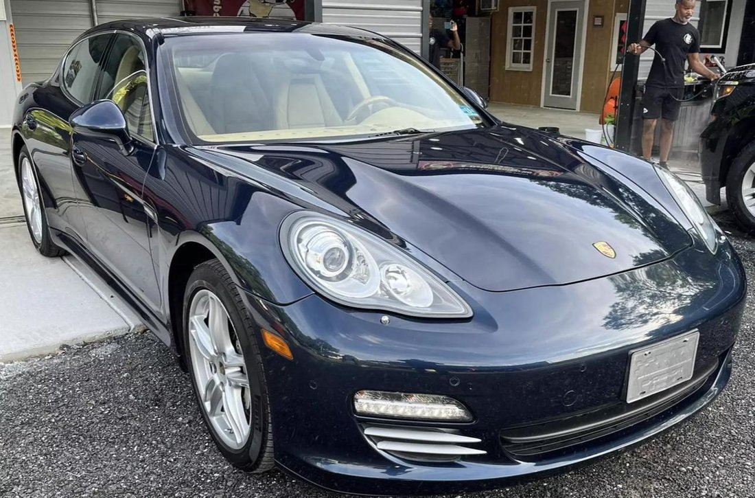 Sedan in Newark, NJ, United States 4 - 13215252