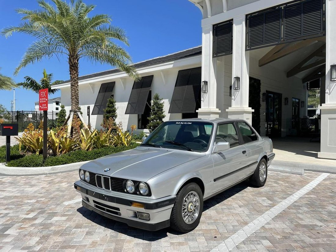 Sedan in Fort Lauderdale, Florida, United States 1 - 12549313