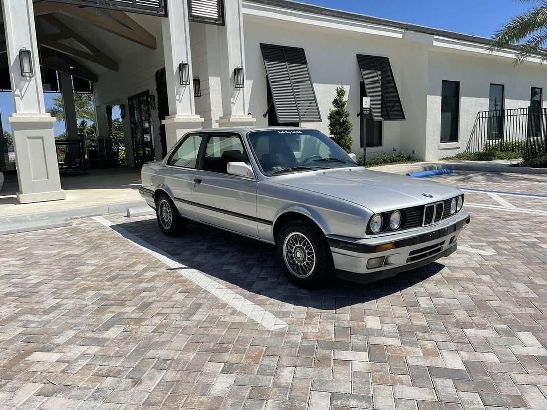 Sedan in Fort Lauderdale, Florida, United States 3 - 12549313