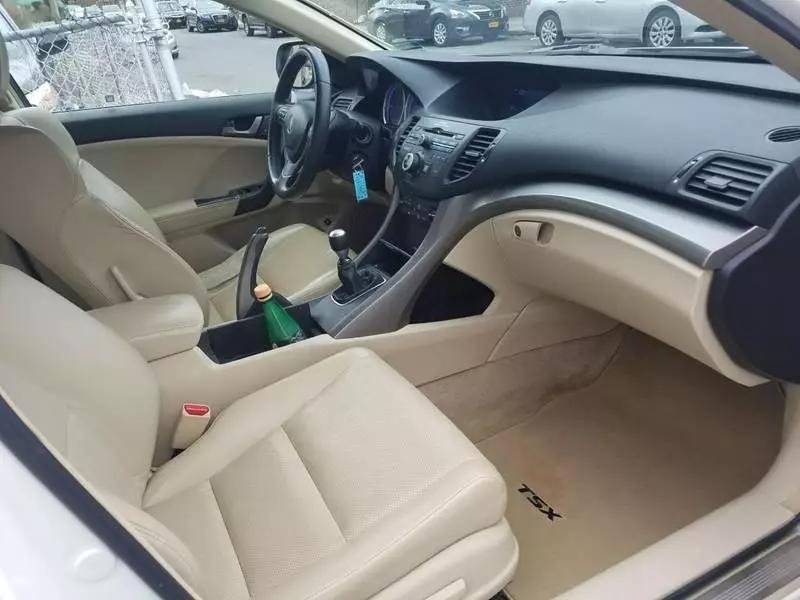 Sedan in White Plains, NY, United States 5 - 13543385