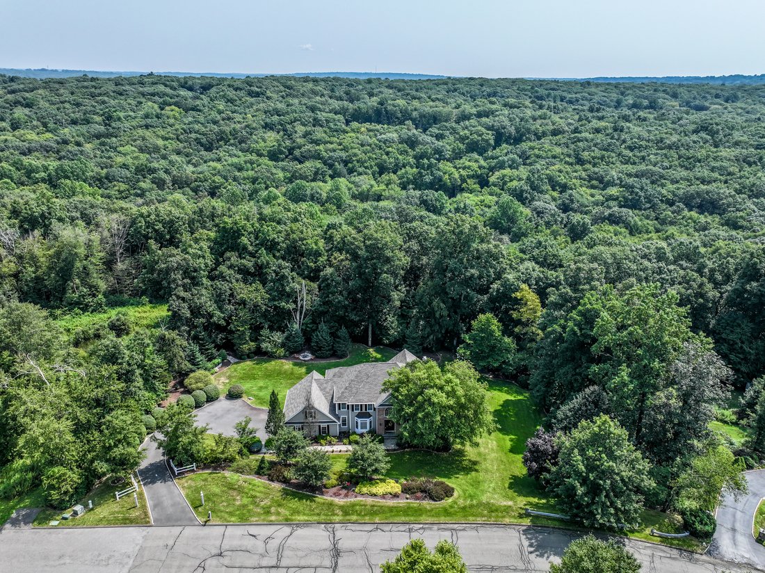 70 Trailside Drive In Monroe, Connecticut, United States For Sale