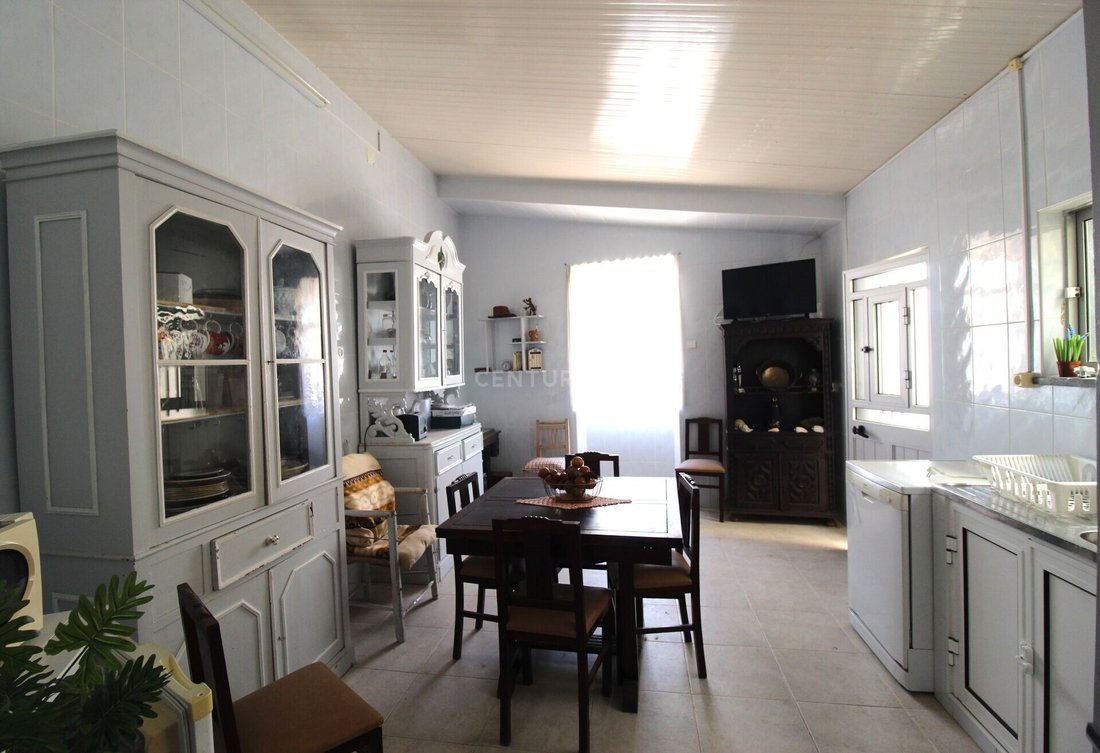 Traditional House, 184 M2, On The First Line In Santa Luzia, Algarve, Portugal For Sale (14648661)