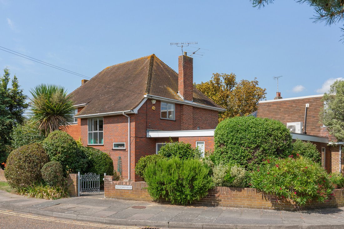 House in Sunbury, England 1 - 14648543