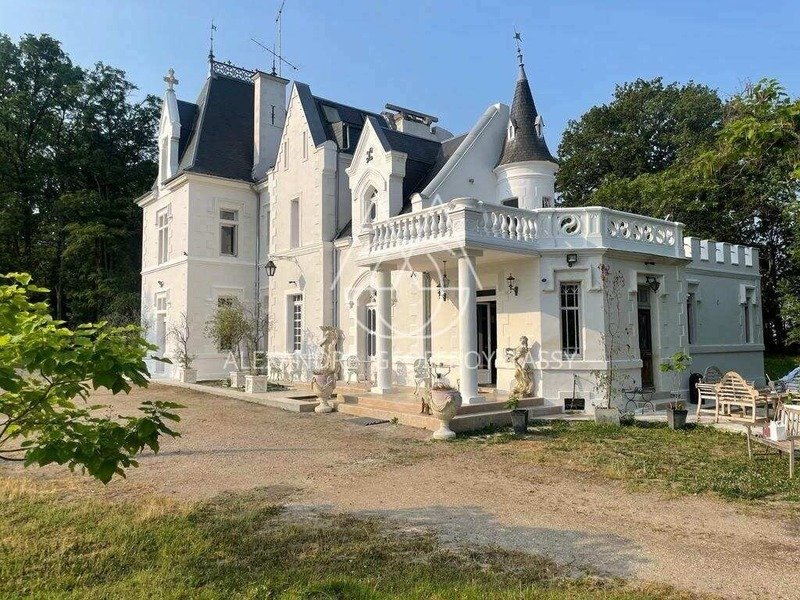 Whispers of Elegance: A Restored 19th-Century Château in Loches’ Golden Silence