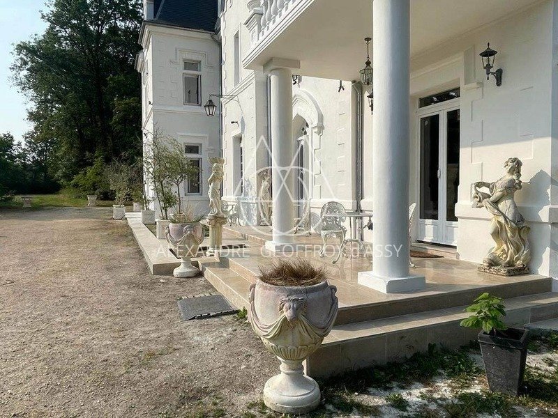 Whispers of Elegance: A Restored 19th-Century Château in Loches’ Golden Silence