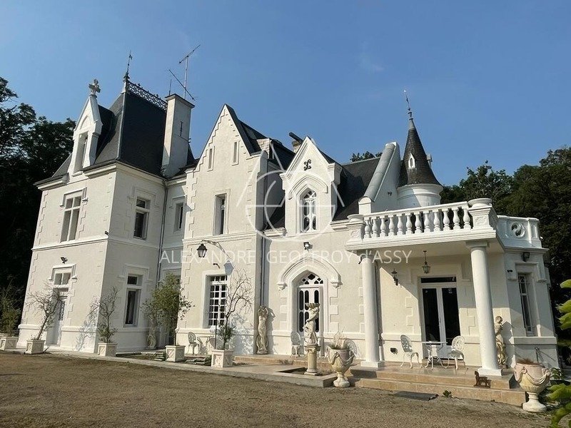 Whispers of Elegance: A Restored 19th-Century Château in Loches’ Golden Silence