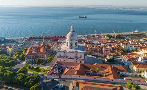 Land in Santa Maria Maior, Lissabon, Portugal 1