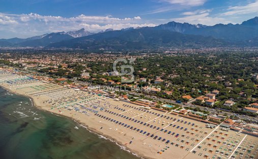 Villa in Vittoria Apuana, Forte dei Marmi, Tuscany 1