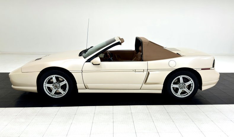 Cabriolet in Morgantown, United States 4 - 14667175