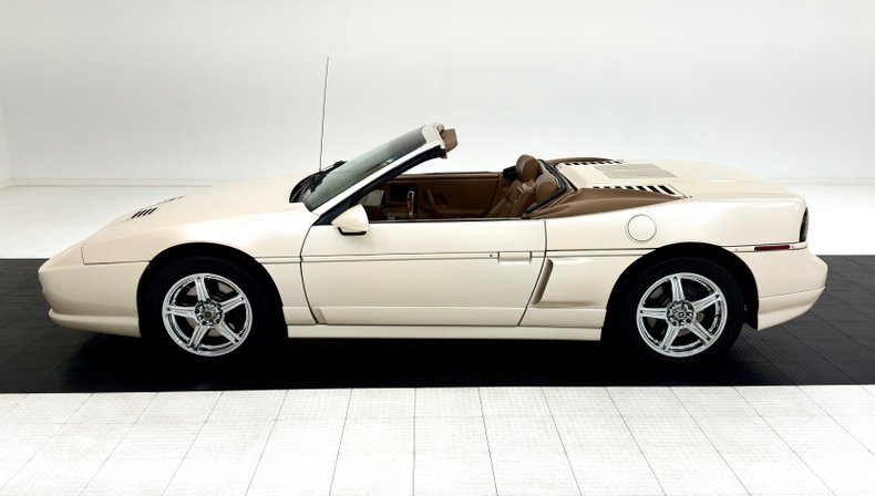 Cabriolet in Morgantown, United States 5 - 14667175