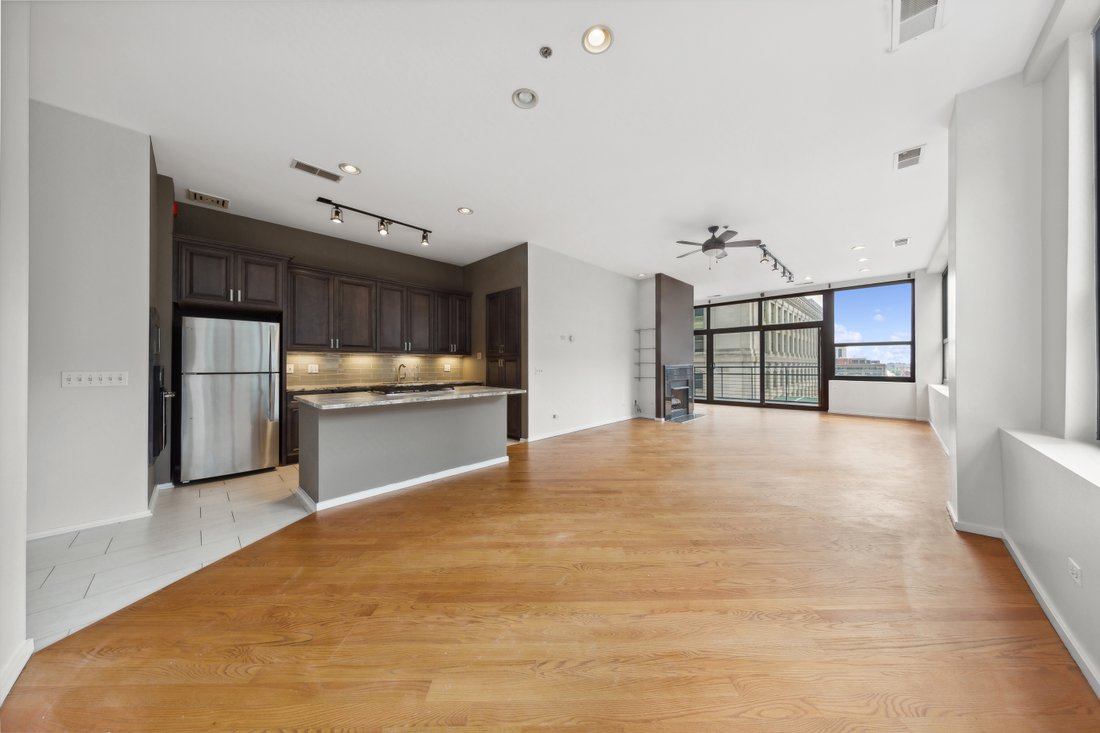 Stunning Corner Loft In Chicago, Illinois, United States For Sale ...