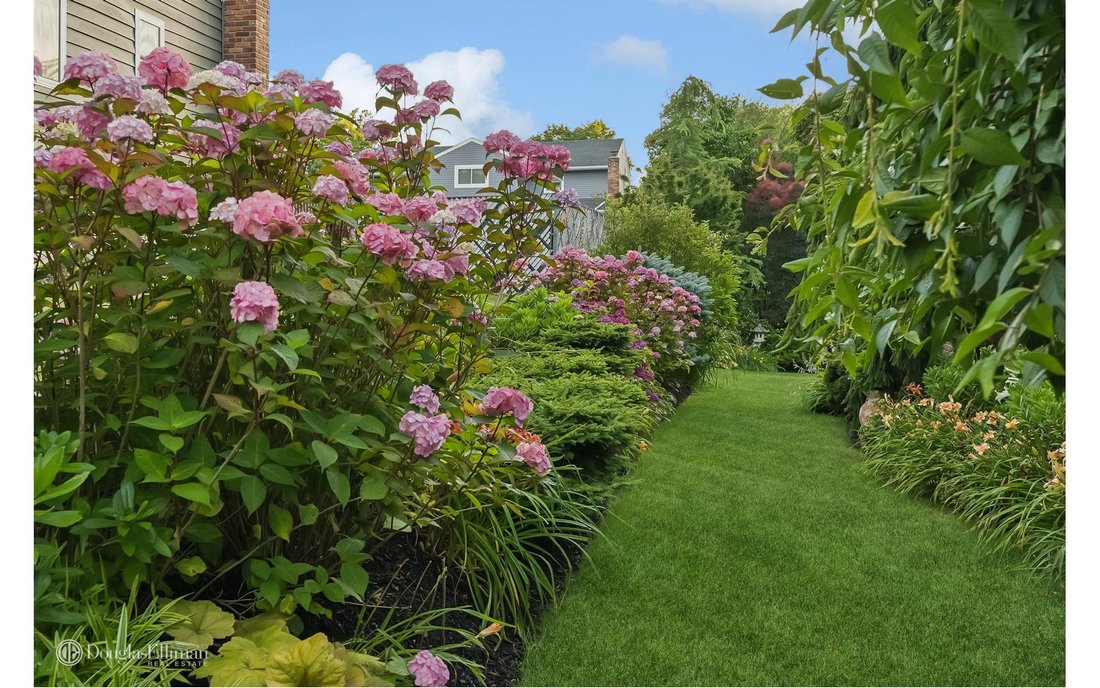 House Hauppauge In Hauppauge, New York, United States For Sale (14678540)