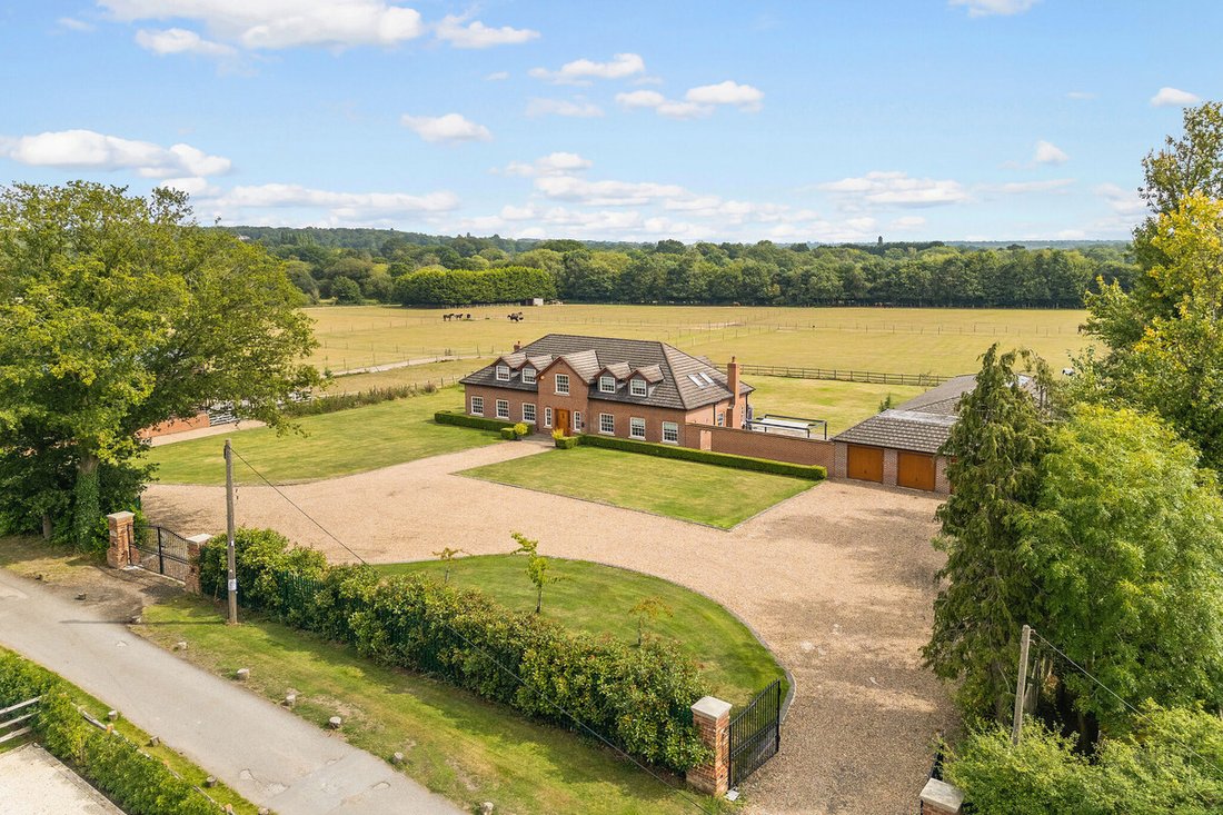 House in Chobham, England 1 - 14676150
