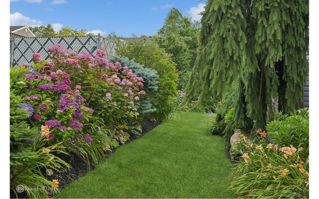 House Hauppauge In Hauppauge, New York, United States For Sale (14678540)