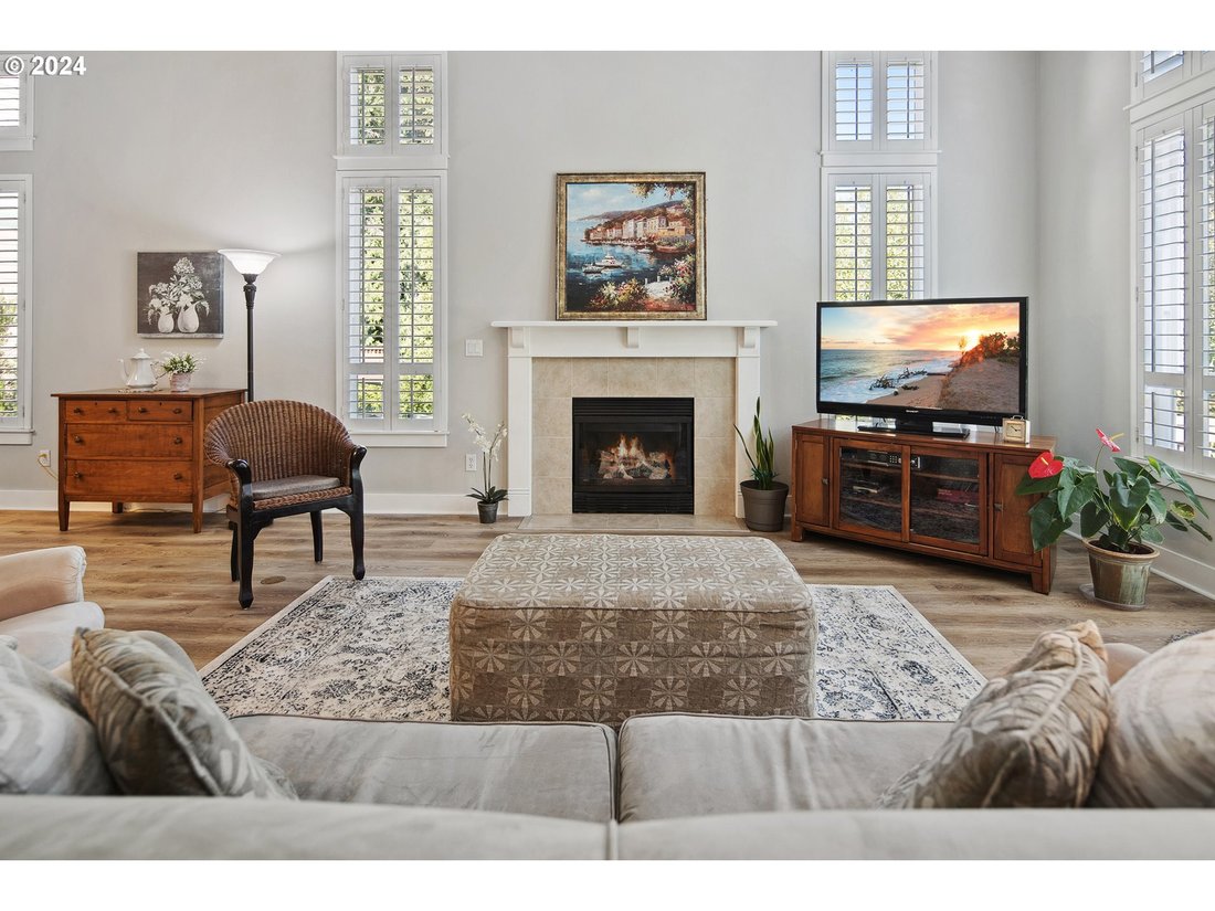 Lovely End Unit Townhome With Primary On The In Tigard, Oregon, United